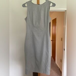 H&M office sleeveless dress in gray with zipper back, knee length - size 6